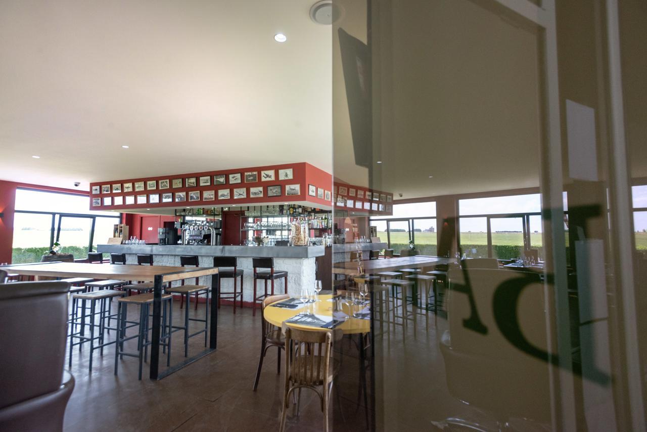 Logis Hotel & Restaurant De L'Aerodrome De La Baie De Somme Buigny-Saint-Maclou Exteriör bild
